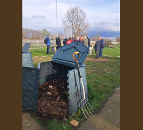 composteur au premier plan, stagiaires au second plan