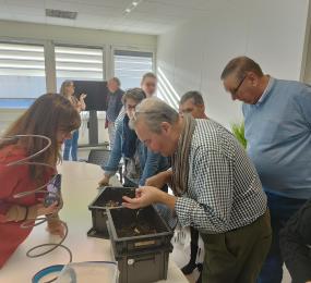 Stagiaires autour du formateur entrain d'observer un lombricomposteur en fonctionnement