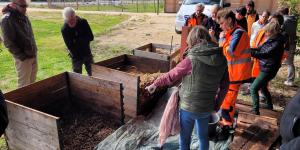 site de compostage partagé, pratique d'un retournement lors d'une formation