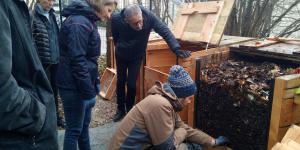 Observation d'un compost en maturation par un groupe de stagiaires