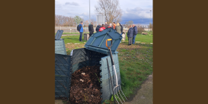 composteur au premier plan, stagiaires au second plan