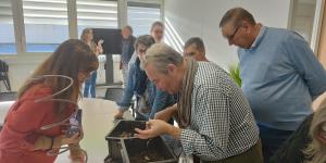 Stagiaires autour du formateur entrain d'observer un lombricomposteur en fonctionnement