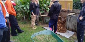 Manipulation (transvasement) autour d'un composteur partagé