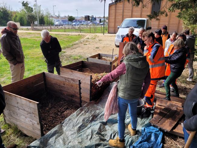 site de compostage partagé, pratique d'un retournement lors d'une formation