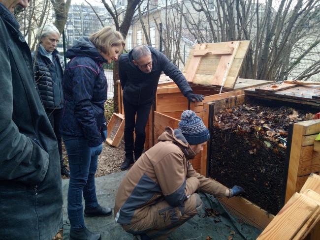 Observation d'un compost en maturation par un groupe de stagiaires