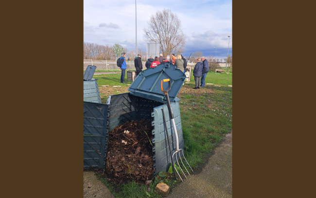 composteur au premier plan, stagiaires au second plan