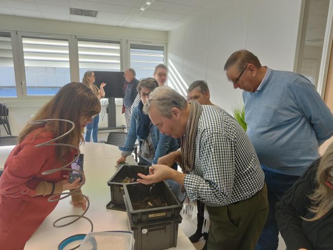 Stagiaires autour du formateur entrain d'observer un lombricomposteur en fonctionnement