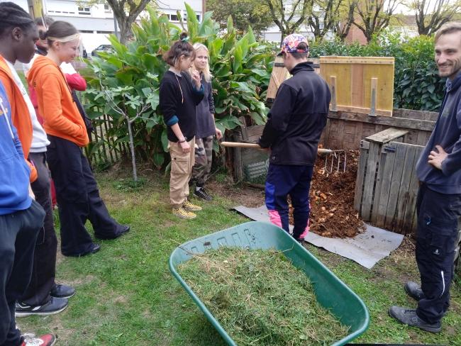 Manipulation (transvasement) autour d'un composteur partagé