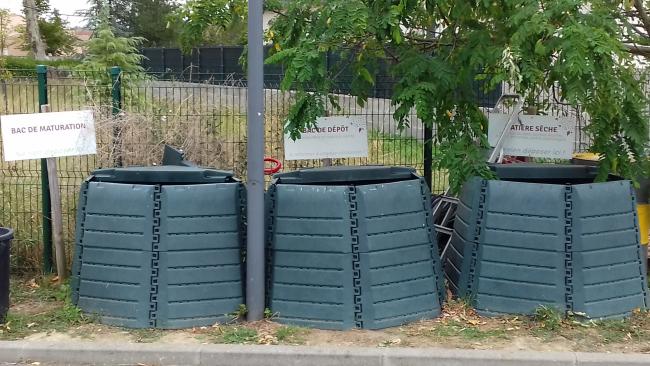 3 bacs de compost côte à côte avec affichage informatif 