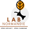 Image d'une pomme croquée à laquelle une feuille d'arbre est suspendue le nom de l'association LaBNomandie est inscrit.